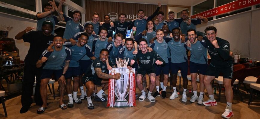 Arsenal futbolchilari soxta Angliya chempionlik kubogi bilan suratga tushishdi