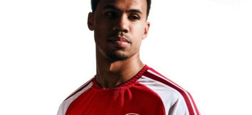 Arsenal uy uchun yangi o'yin libosini namoyish qildi