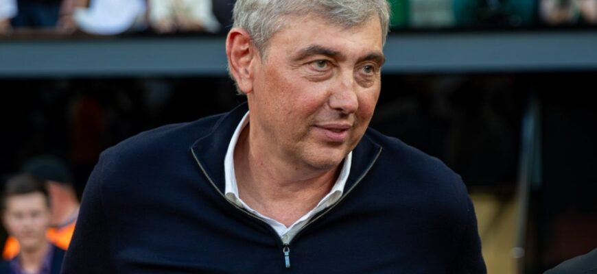 Krasnodar egasi Sergey Galitskiy jamoani kumush medallar bilan tabrikladi.
