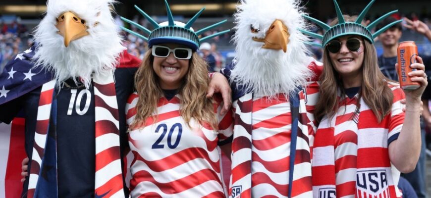 American Airlines Sietl reysi yo'lovchilariga AQSH futbolkalarini sovg'a qildi