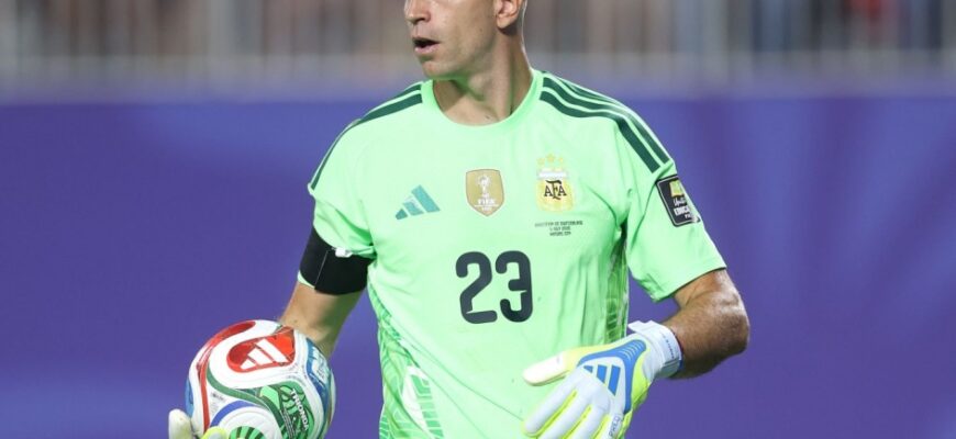 Emiliano Martinez: JCH-2026da singan barmoq bilan o'ynayapman