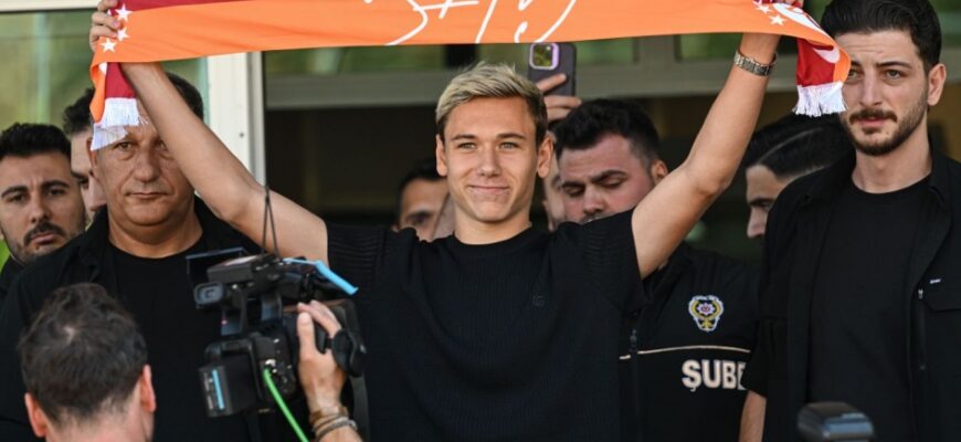 Aleksey Batrakov Galatasaray kiyinish xonasidan ilk suratini e'lon qildi