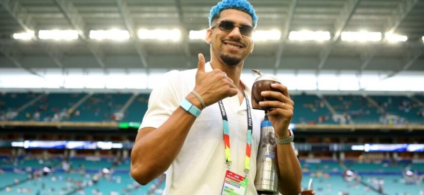 Araujo "Liverpool" bosh murabbiyi Iraola bilan uchrashuvi haqida