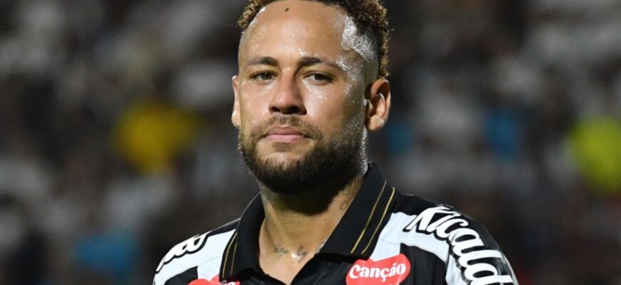 Neymar: Santos murabbiyi uning maydondagi xatti-harakatini muhokama qiladi